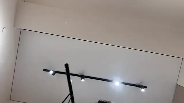 VIKITOMMY – webcam model profile photo Image 19