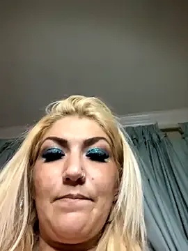 Enchantix – webcam model profile photo Image 4