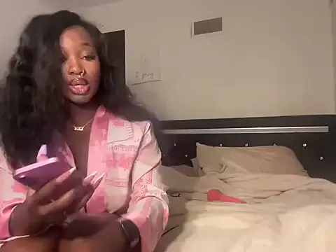 PinkyPai – webcam model profile photo Image 4