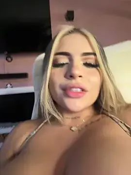 VIKITOMMY – webcam model profile photo Image 7
