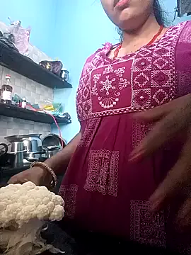 PinkyPai – webcam model profile photo Image 2