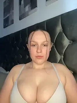 IORio2 – webcam model profile photo Image 6