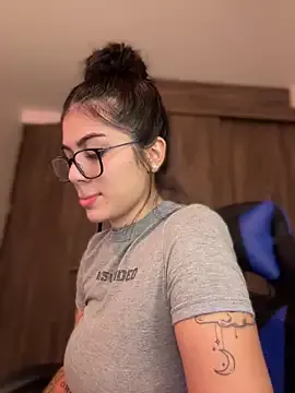 PinkyPai – webcam model profile photo Image 3