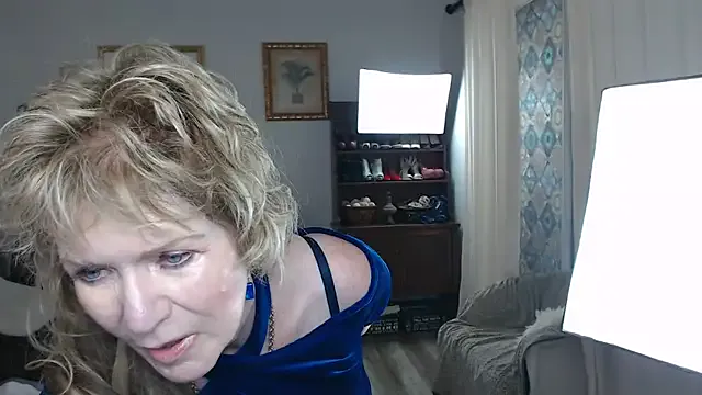 IORio2 – webcam model profile photo Image 16