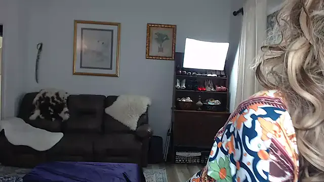 IORio2 – webcam model profile photo Image 3