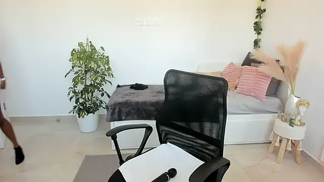 VIKITOMMY – webcam model profile photo Image 12