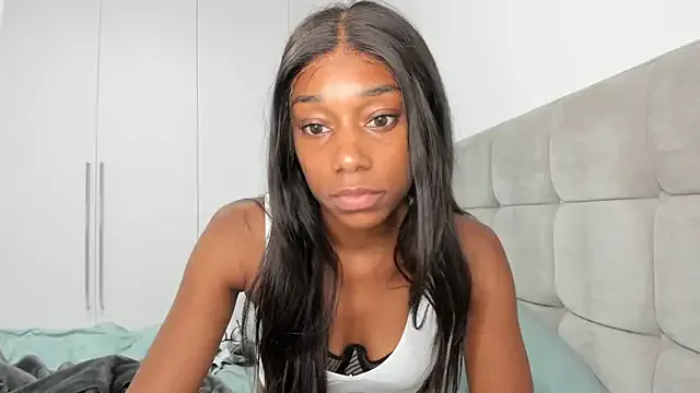 VIKITOMMY – webcam model profile photo Image 2