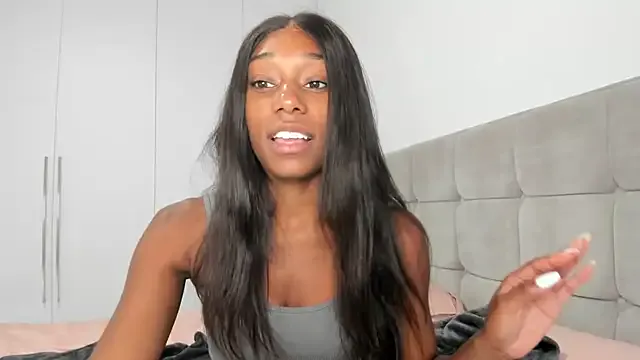 VIKITOMMY – webcam model profile photo Image 5