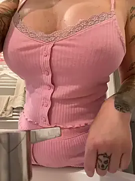 krimsoncircuit – webcam model profile photo Image 4