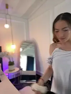 lucretiaburnaugh – webcam model profile photo Image 4