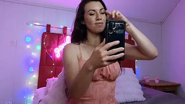 Enchantix – webcam model profile photo Image 4