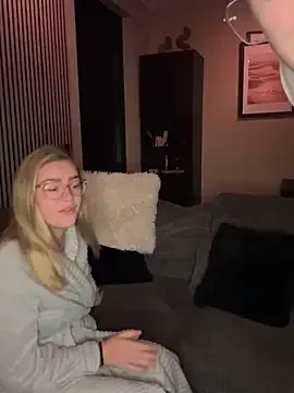 roouse – webcam model profile photo Image 5